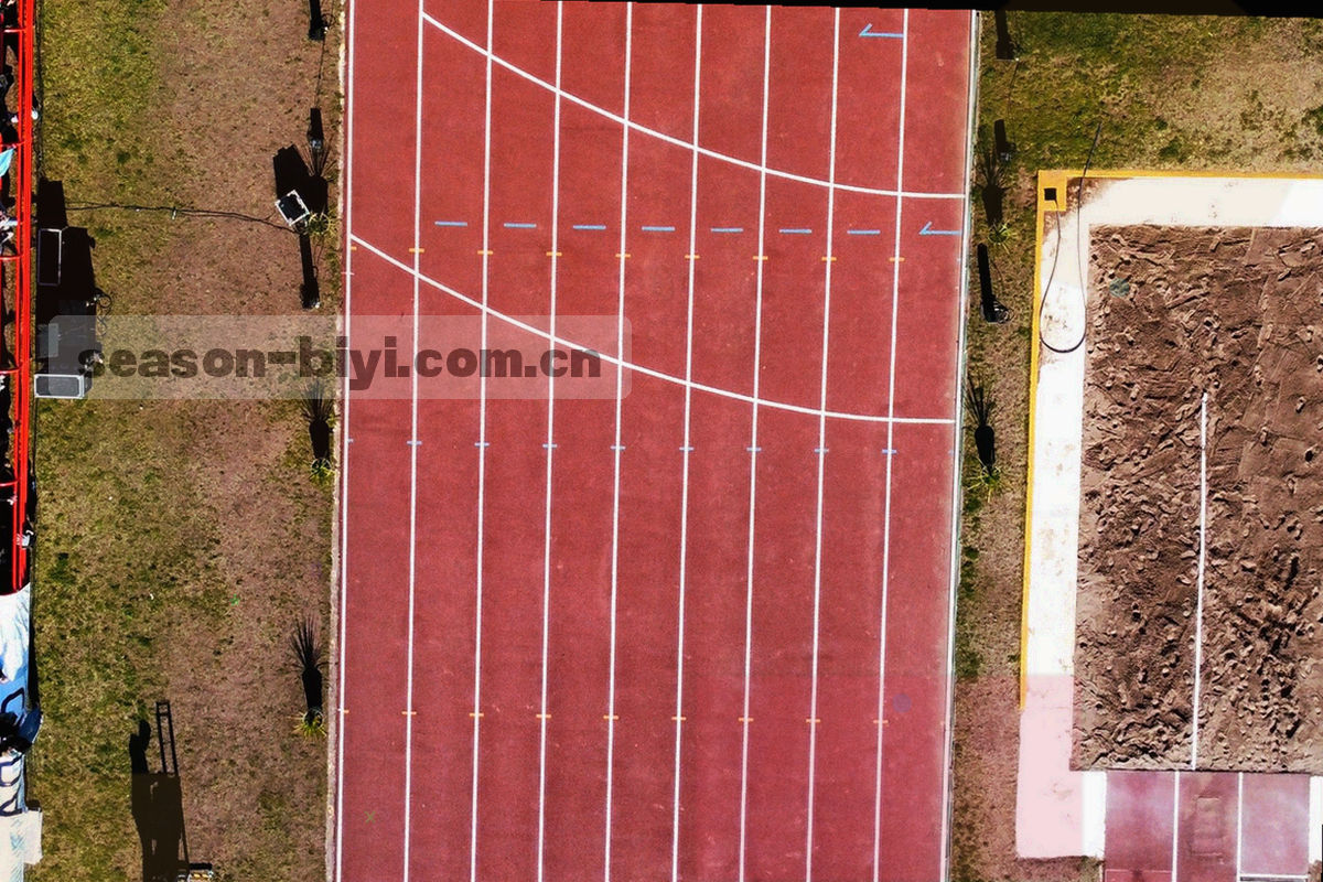 球场媒体席视角，记录本与赛程表摊开在桌面上